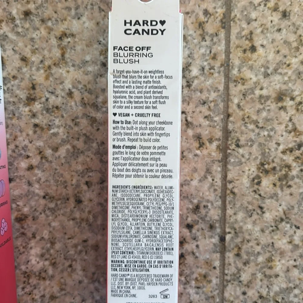 Hard Candy | Face Off Blush 4 Blurring Brush Soft Matte Finish Plush Applicator